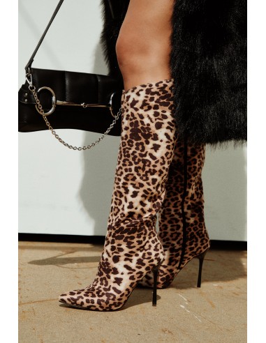 Center Of Attention Asymmetric Knee High Boots - Leopard s'inspire de l'anatomie humaine